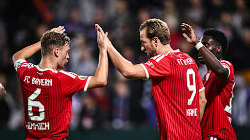 Joshua Kimmich schlägt mit Harry Kane ein nach dem 4:1 im Erstrundenspiel des FC Bayern im DFB-Pokal beim VfL Osnabrück