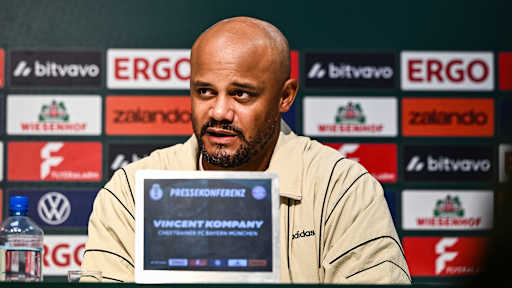 Vincent Kompany spricht auf der Pressekonferenz nach dem Pokalspiel des FC Bayern in Osnabrück