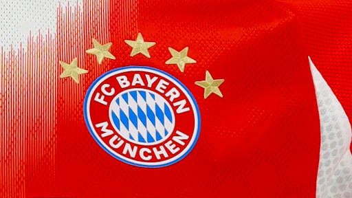 FC Bayern Logo auf Hometrikot 2025-26