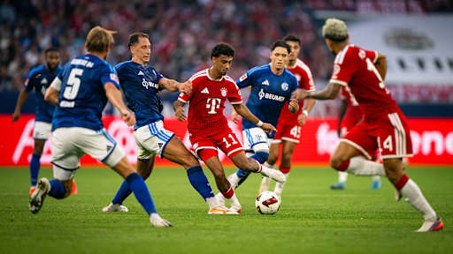 Nathaniel Brown spielt einen Steilpass auf den durchgestarteten Luis Diaz im Bundesliga-Spiel des FC Bayern beim FC Schalke 04