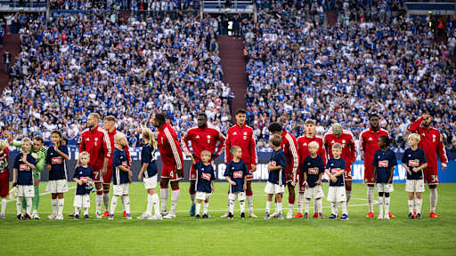 Startaufstellung des FCB im Bundesliga-Spiel des FC Bayern beim FC Schalke 04