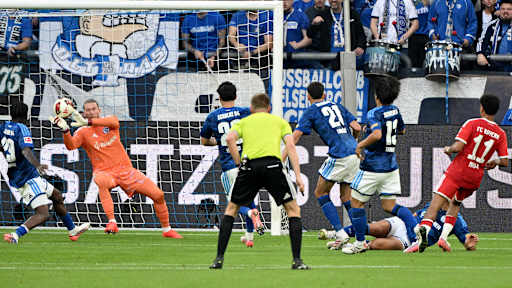 Loris Karius pariert den Schuss von Nathaniel Brown im Bundesliga-Spiel des FC Bayern beim FC Schalke 04