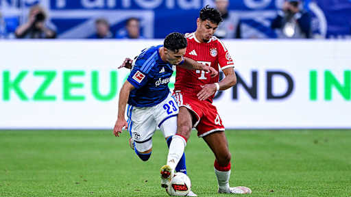 Aleksandar Pavlovic geht robust in den Zweikampf im Bundesliga-Spiel des FC Bayern beim FC Schalke 04