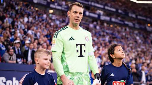 Manuel NEuer läuft in die Arena ein im Bundesliga-Spiel des FC Bayern beim FC Schalke 04