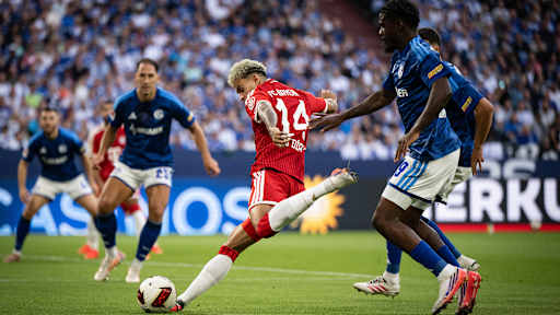 Luis Diaz schlägt eine Flanke im im Bundesliga-Spiel des FC Bayern beim FC Schalke 04