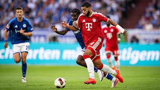 Ismael Saibari im Kampf um den Ball im Bundesliga-Spiel des FC Bayern beim FC Schalke 04