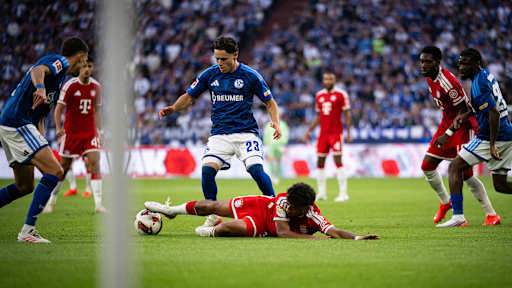 Nathaniel Brown grätscht seinem Gegenspieler den Ball vom Fuß im Bundesliga-Spiel des FC Bayern beim FC Schalke 04