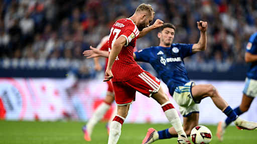 Konrad Laimer beim Torschuss im Bundesliga-Spiel des FC Bayern beim FC Schalke 04