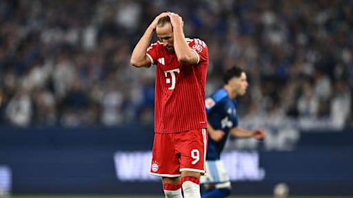Harry Kane ärgert sich über eine vergebene Torchance im Bundesliga-Spiel des FC Bayern beim FC Schalke 04