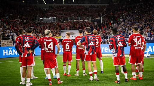 FCB-Spieler danken den mitgereisten Fans nach dem Bundesliga-Spiel des FC Bayern auf Schalke