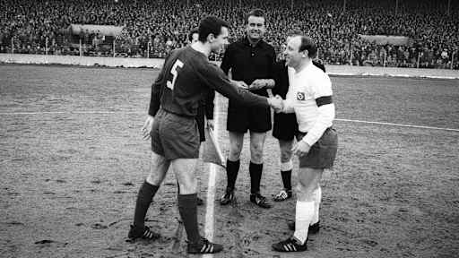 Franz Beckenbauer und Uwe Seeler geben sich vor Anpfiff des Bundesliga-Spiels FC Bayern - HSV die Hand