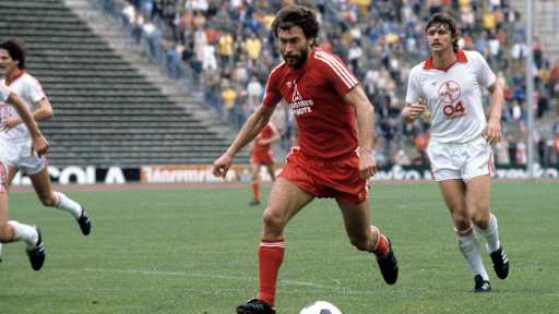 Paul Breitner am Ball im Bundesliga-Spiel gegen Leverkusen