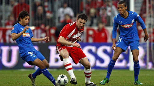 Mark van Bommel dribbelt durch die beiden Hoffenheimer Brasilianer Carlos Eduardo und Luis Gustavo