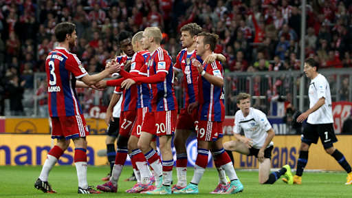 Bayern-Spieler jubeln gemeinsam nach einem Tor gegen Paderborn in der Allianz Arena