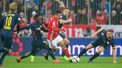 Thiago dribbelt sich durch seine Leipziger Gegenspieler