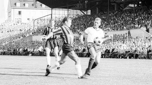 Ein Frankfurter und Bayern-Spieler im Zweikampf im ersten Bundesliga-Duell der beiden Teams 1965