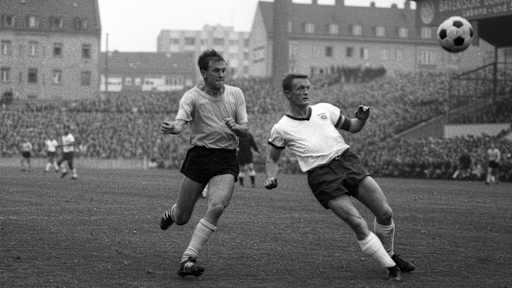 Werner Olk schirmt den Ball vor seinem Dortmunder Gegenspieler ab
