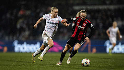Pernille Harder im Zweikampf mit Amanda Ilestedt.