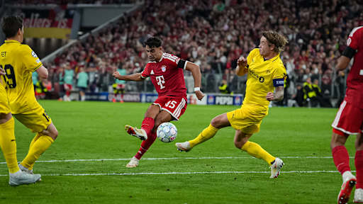 Aleksandar Pavlović beim Torschuss während des Heimspiels des FC Bayern in der Champions League gegen FK Bodø/Glimt