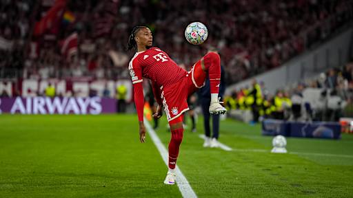 Michael Olise saugt den Ball herunter während des Heimspiels des FC Bayern in der Champions League gegen FK Bodø/Glimt
