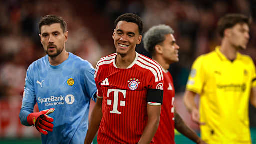 Jamal Musiala lachend auf dem Feld während des Heimspiels des FC Bayern in der Champions League gegen FK Bodø/Glimt