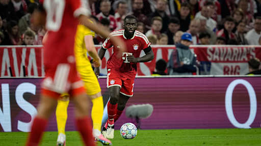 Dayot Upamecano mit Ball am Fuß während des Heimspiels des FC Bayern in der Champions League gegen FK Bodø/Glimt