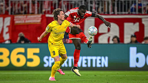 Dayot Upamecano fokussiert den Ball Luis Díaz beim Kopfball während des Heimspiels des FC Bayern in der Champions League gegen FK Bodø/Glimt