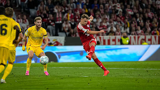 Joshua Kimmich beim Torschuss während des Heimspiels des FC Bayern in der Champions League gegen FK Bodø/Glimt
