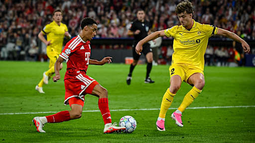 Jamal Musiala im Dribbling während des Heimspiels des FC Bayern in der Champions League gegen FK Bodø/Glimt