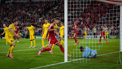 Harry Kane kommt gerade so nicht mehr an den Ball im Strafraum während des Heimspiels des FC Bayern in der Champions League gegen FK Bodø/Glimt