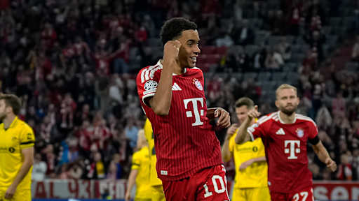 Jamal Musiala lachend beim Jubel während des Heimspiels des FC Bayern in der Champions League gegen FK Bodø/Glimt
