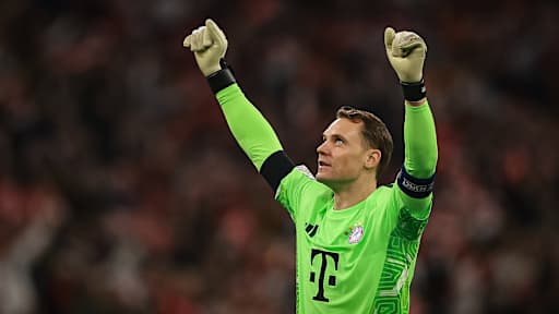 Manuel Neuer streckt die Fäuste jubelnd in den Nachthimmel während des Heimspiels des FC Bayern in der Champions League gegen FK Bodø/Glimt