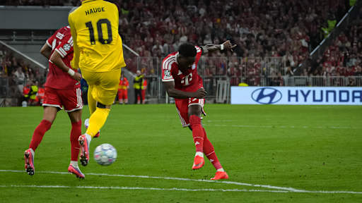 Alphonso Davies trifft aus der zweiten Reihe während des Heimspiels des FC Bayern in der Champions League gegen FK Bodø/Glimt