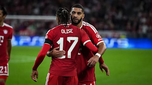 Michael Olise und Ismael Saibari umarmen sich während des Heimspiels des FC Bayern in der Champions League gegen FK Bodø/Glimt