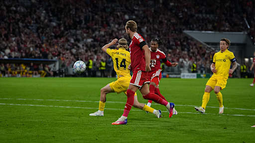 Michael Olise knallt den Ball in die Maschen während des Heimspiels des FC Bayern in der Champions League gegen FK Bodø/Glimt