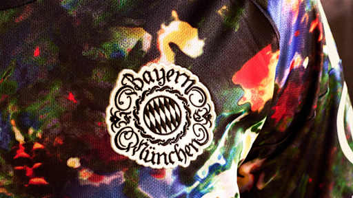 FC Bayern Logo auf dem neuen FC Bayern-Wiesn-Trikot 2026/27 mit farbenfrohem floralen Muster