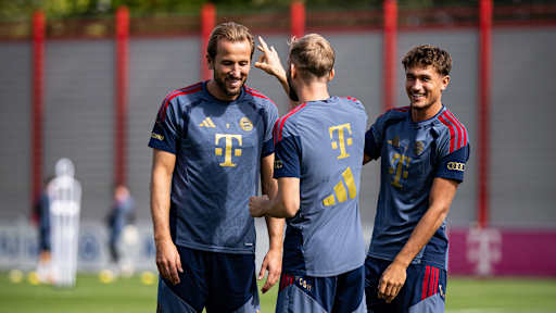 Konrad Laimer schnippt das Ohr von Harry Kane