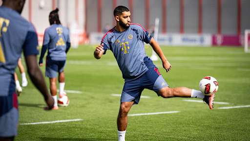 Ismael Saibari spielt einen Ball mit der Hacke