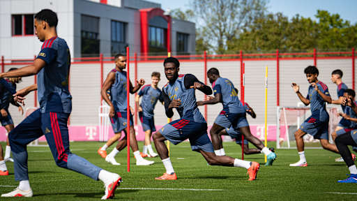 Alphonso Davies dehnt sich im Training des FC Bayern
