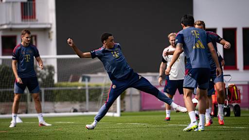 Jamal Musiala springt nach einem Ball im Training des FC Bayern