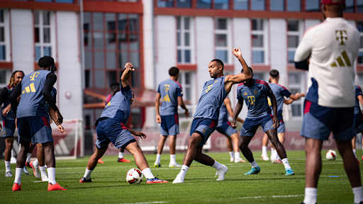 Jonathan Tah springt nach einem Ball im Training des FC Bayern