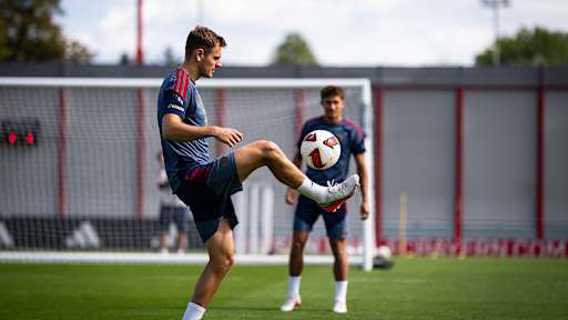 Josip Stanisic spielt einen Ball aus der Luft im Training des FC Bayern