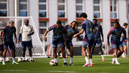 Ismael Saibari und Sacha Boey im Zweikampf im Training des FC Bayern