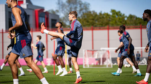 Joshua Kimmich läuft sich warm im Training des FC Bayern