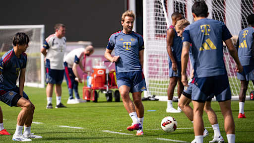 Harry Kane spielt einen Pass im Training des FC Bayern