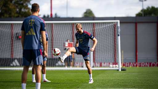 Konrad Laimer spielt einen Ball aus der Luft im Training des FC Bayern