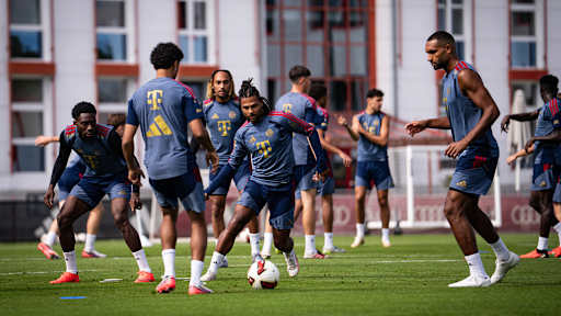 Serge Gnabry rennt hinter einem Ball her im Training des FC Bayern