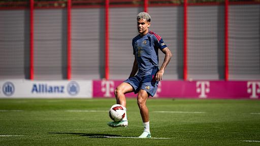 Luis Diaz spielt einen Pass im Training des FC Bayern