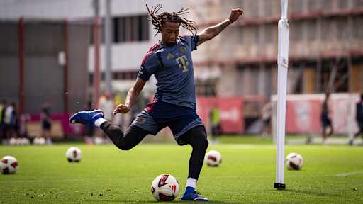 Michael Olise schießt im Training des FC Bayern