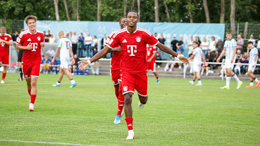 Wisdom Imade bejubelt sein Tor zum 1:0 während des Gastspiels der FC Bayern U19 in der DFB-Nachwuchsliga beim TSV 1860 München